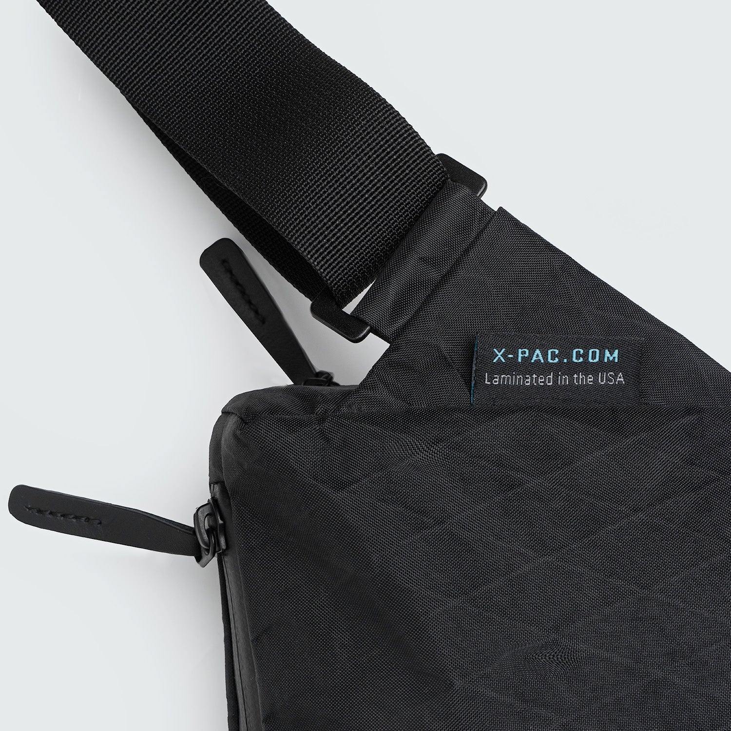 Water-repellent fabric and hardware on the HURU Crossbody